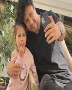 عکس عاشقانه از خانواده شاهرخ استخری | فرزندان شاهرخ استخری در آغوش مادرشان
