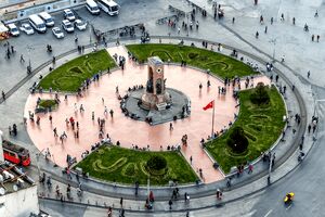 مزایا و معایب رزرو هتل در میدان تکسیم چیست؟
