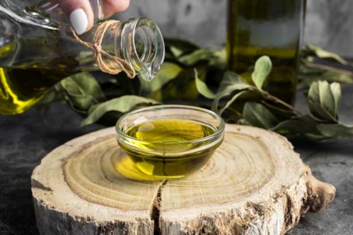 تو خونه و بدون نیاز به آرایشگر موهاتو کراتینه کن | ۹ روش طبیعی برای داشتن موهای نرم و صاف بدون هزینه