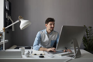 استخدام و کاریابی حرفه ای باش : چشم‌انداز استخدام و جستجوی شغل آنلاین
