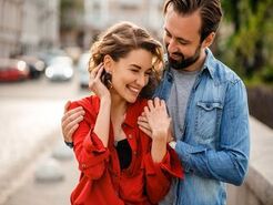 روانشناسی | اگر مردی در اطراف شما این نشانه هارو داشت یک دل نه صد دل عاشقتان شده